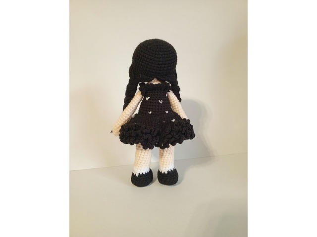 Венсдей Адамс кукла вязаная
