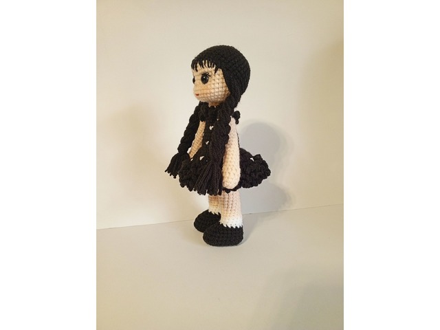 Венсдей Адамс кукла вязаная