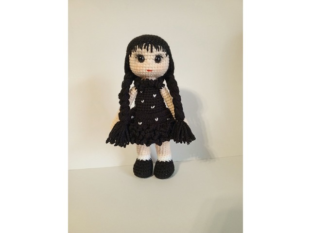 Венсдей Адамс кукла вязаная