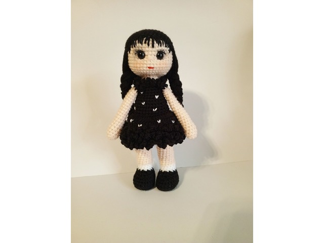 Венсдей Адамс кукла вязаная