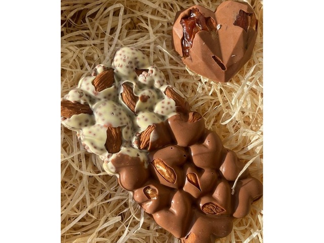 Шоколадні цукерки ручної роботи, фрукти в шоколаді, горішки в шоколаді
