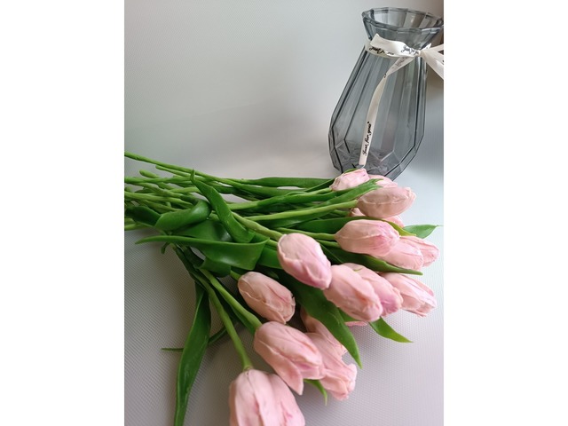 Рожеві тюльпани з холодної порцеляни