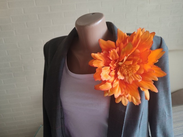 Велика брошка квітка,помаранчева брошка на одяг