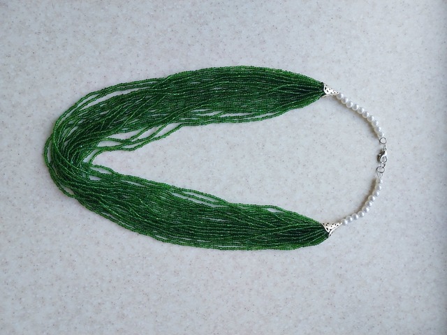 зелене намисто з бісеру прикраси ручної роботи стильні аксесуари на літо