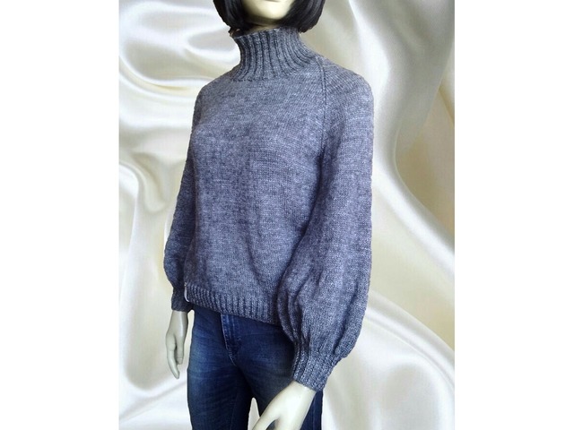 Серый свитер-реглан с широким рукавом под горло из ангоры
