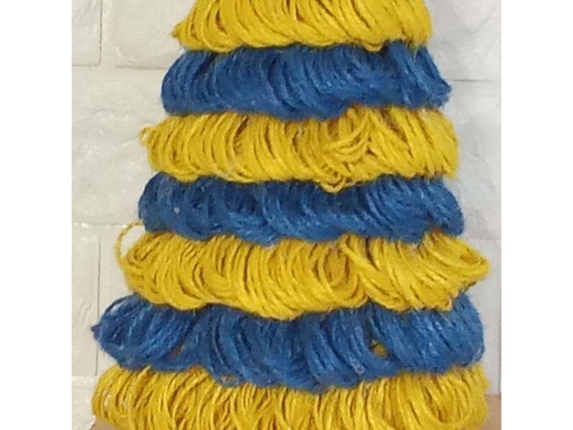 Декоративна різдвяна ялинка з джуту в патріотичному стилі, 35 см