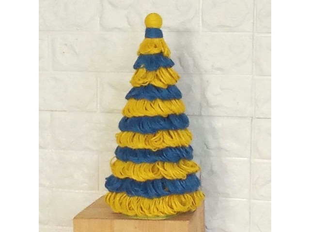 Декоративна різдвяна ялинка з джуту в патріотичному стилі, 35 см