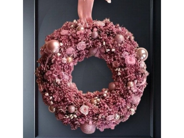 Різдвяний вінок з шишок на двері. новорічний декор