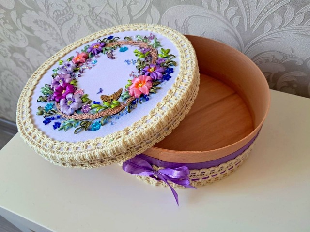 Скринька для рукоділля з вишивкою стрічкам и