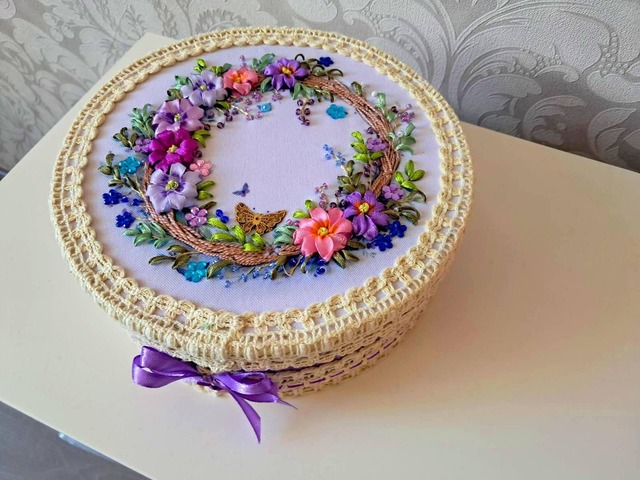 Скринька для рукоділля з вишивкою стрічкам и