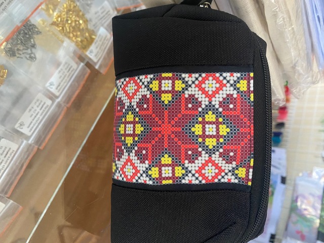 Косметичка вишита бісером