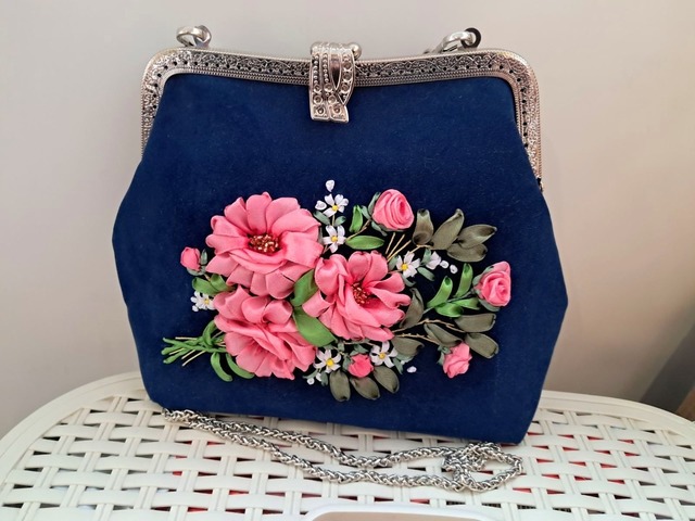 Сумка жіноча "Трояндова" з вишивкою стрічками