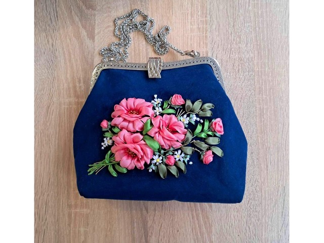 Сумка жіноча "Трояндова" з вишивкою стрічками