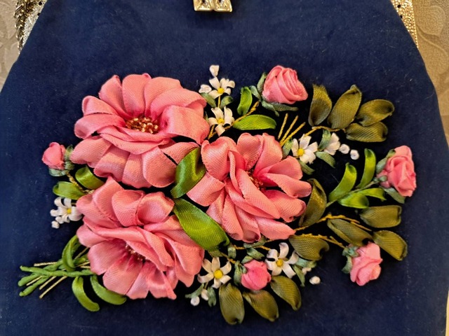 Сумка жіноча "Трояндова" з вишивкою стрічками