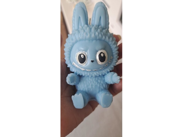 Свеча в виде культовой игрушки Лабубу.