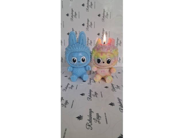 Свеча в виде культовой игрушки Лабубу.