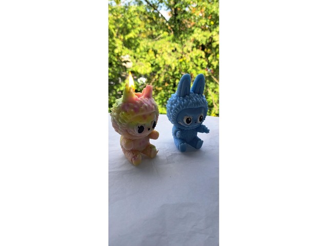 Свеча в виде культовой игрушки Лабубу.