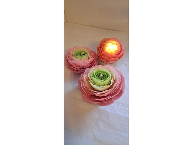 Свеча "Ранункулюс" - цветок ручной работы из 100% пчелинного воска