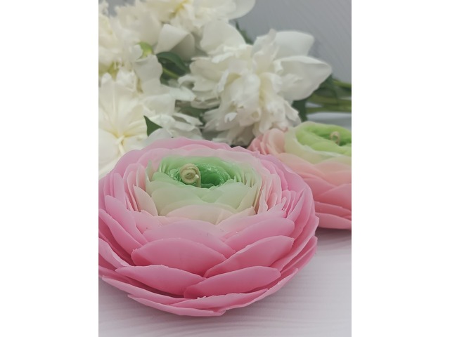 Свеча "Ранункулюс" - цветок ручной работы из 100% пчелинного воска