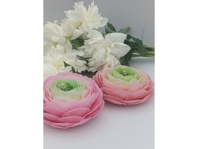 Свеча "Ранункулюс" - цветок ручной работы из 100% пчелинного воска