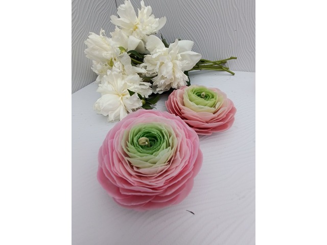 Свеча "Ранункулюс" - цветок ручной работы из 100% пчелинного воска