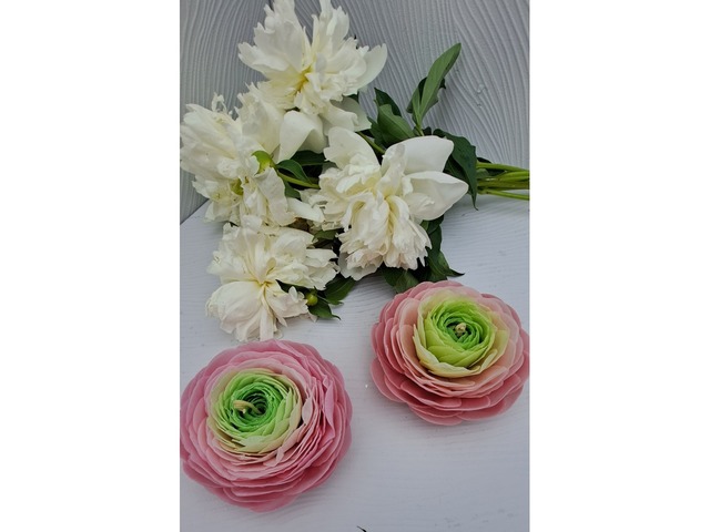 Свеча "Ранункулюс" - цветок ручной работы из 100% пчелинного воска