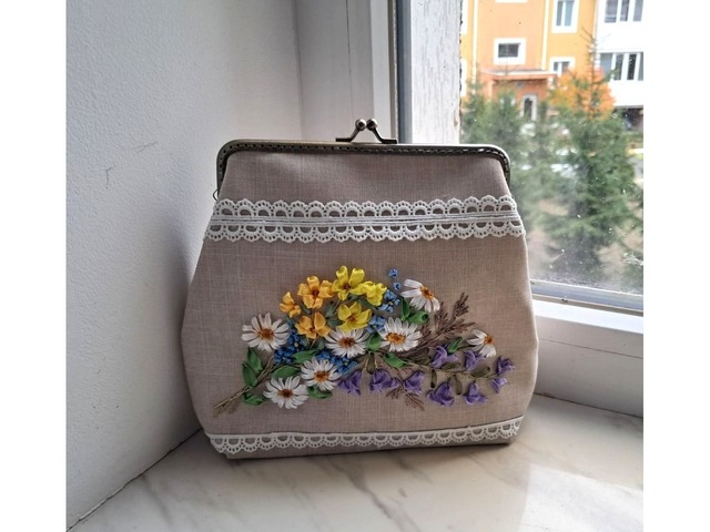 Косметичка "Польові квіти" з вишивкою стрічками