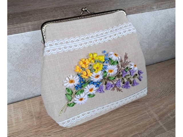 Косметичка "Польові квіти" з вишивкою стрічками