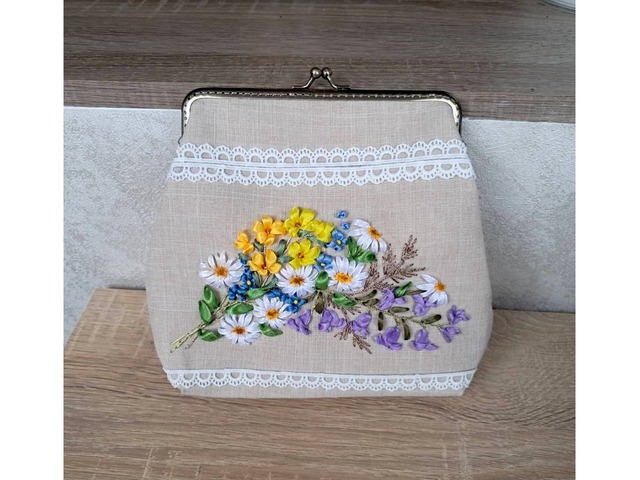 Косметичка "Польові квіти" з вишивкою стрічками