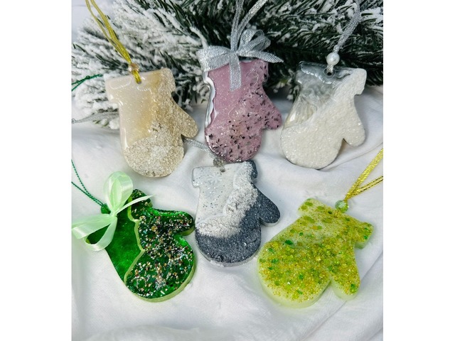 Ялинкова іграшка з епоксидної смоли *Рукавичка*. Новорічна прикраса.