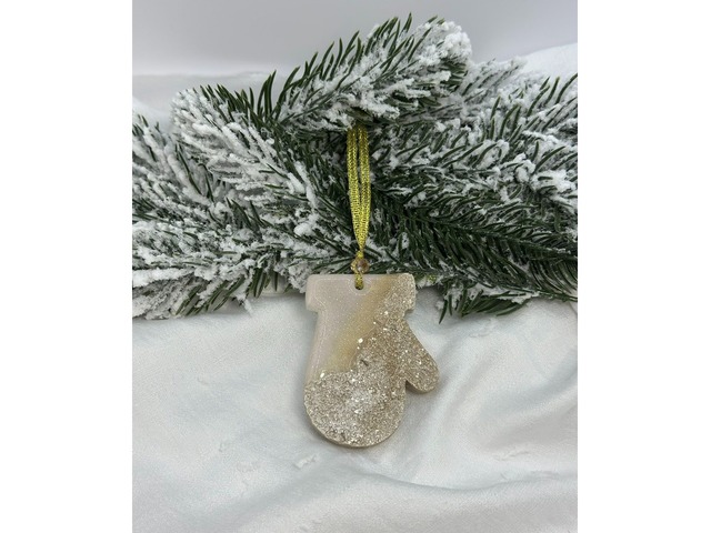 Ялинкова іграшка з епоксидної смоли *Рукавичка*. Новорічна прикраса.