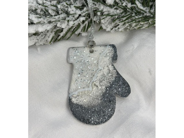 Ялинкова іграшка з епоксидної смоли *Рукавичка*. Новорічна прикраса.