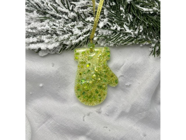 Ялинкова іграшка з епоксидної смоли *Рукавичка*. Новорічна прикраса.