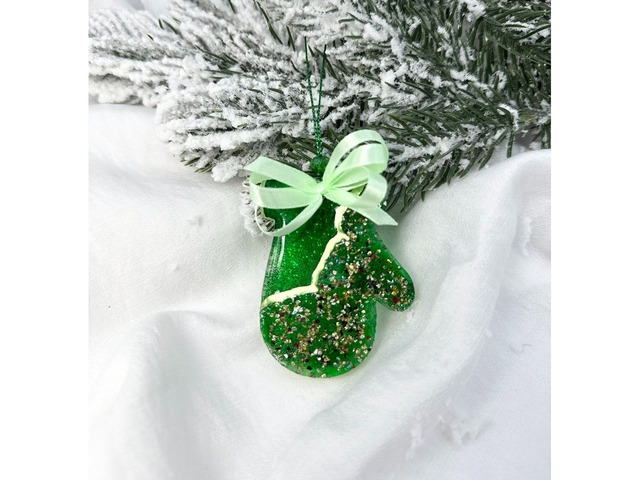 Ялинкова іграшка з епоксидної смоли *Рукавичка*. Новорічна прикраса.