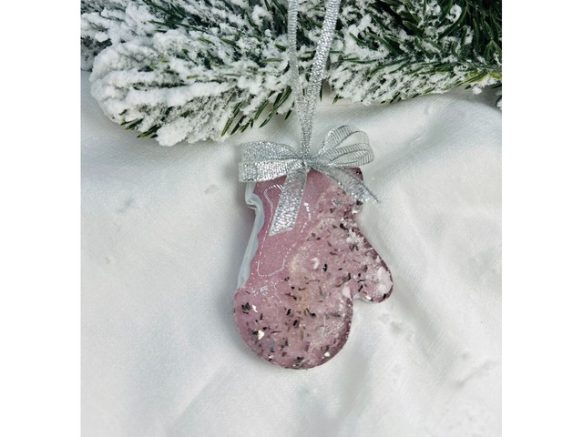 Ялинкова іграшка з епоксидної смоли *Рукавичка*. Новорічна прикраса.