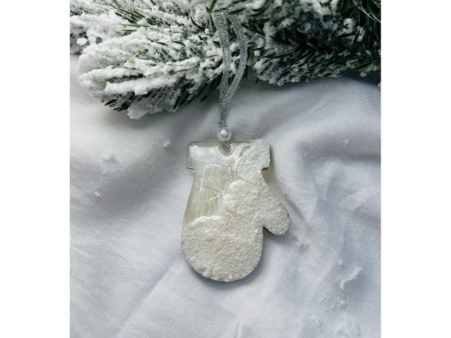 Ялинкова іграшка з епоксидної смоли *Рукавичка*. Новорічна прикраса.