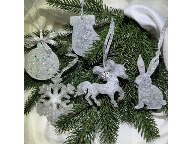 Набір новорічних прикрас на ялинку з епоксидної смоли.