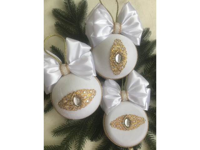 Ялинкові іграшки ручної роботи в білому оксамиті