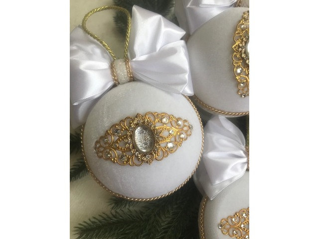 Ялинкові іграшки ручної роботи в білому оксамиті