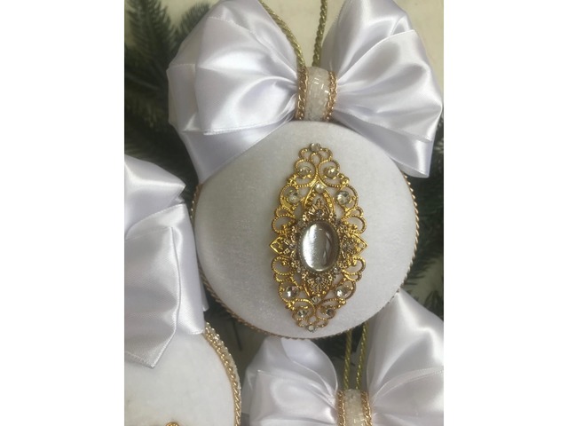 Ялинкові іграшки ручної роботи в білому оксамиті