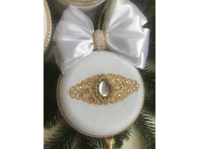 Ялинкові іграшки ручної роботи в білому оксамиті