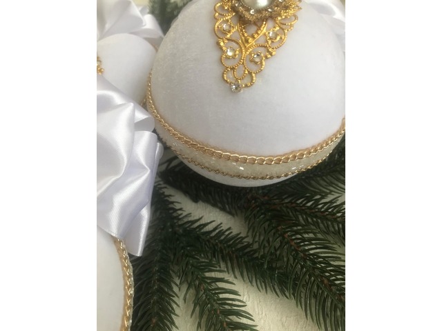 Ялинкові іграшки ручної роботи в білому оксамиті