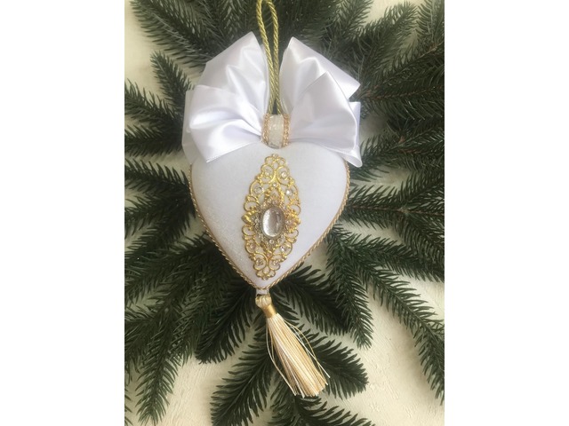 Ялинкові іграшки ручної роботи в білому оксамиті