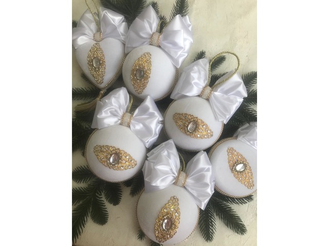 Ялинкові іграшки ручної роботи в білому оксамиті