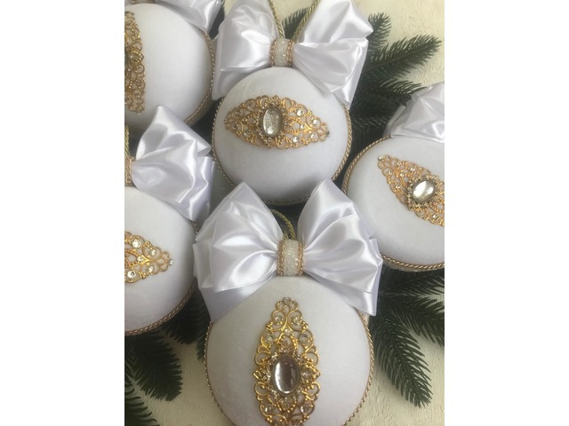 Ялинкові іграшки ручної роботи в білому оксамиті