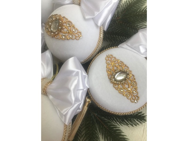 Ялинкові іграшки ручної роботи в білому оксамиті