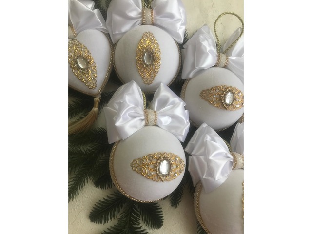 Ялинкові іграшки ручної роботи в білому оксамиті
