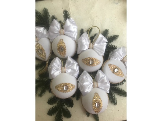 Ялинкові іграшки ручної роботи в білому оксамиті