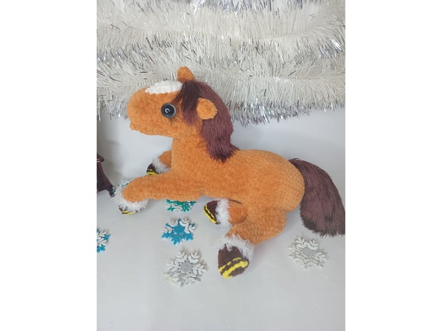 Конячка плюшева