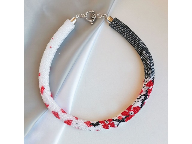 Прикраса із бісеру кольє-джгут "Червоні пелюстки"